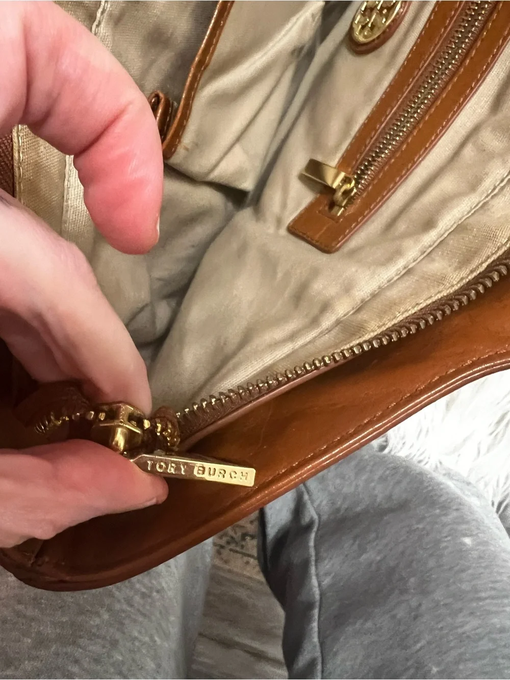 Tory Burch Leather Top Handle Bag Burch
Bombe Leather Tote brown - Picture 14 of 16